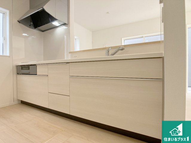 西脇市郷瀬町　第2期　新築一戸建てのキッチン|リビングと統一感があり、使い勝手のいいキッチン。広々としているので、二人並んで作業が出来ちゃいます。お子様と一緒に色々なお料理に挑戦できるスペースがあります。