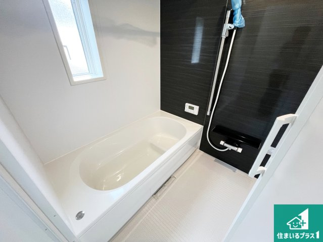 西脇市郷瀬町　第2期　新築一戸建ての浴室|足をゆったり伸ばして寛げる浴槽です。窓が設けられていますので差し込む光が明るく穏やかな雰囲気にしてくれます♪浴室乾燥機も設置しているので、雨の日の洗濯物も安心です♪