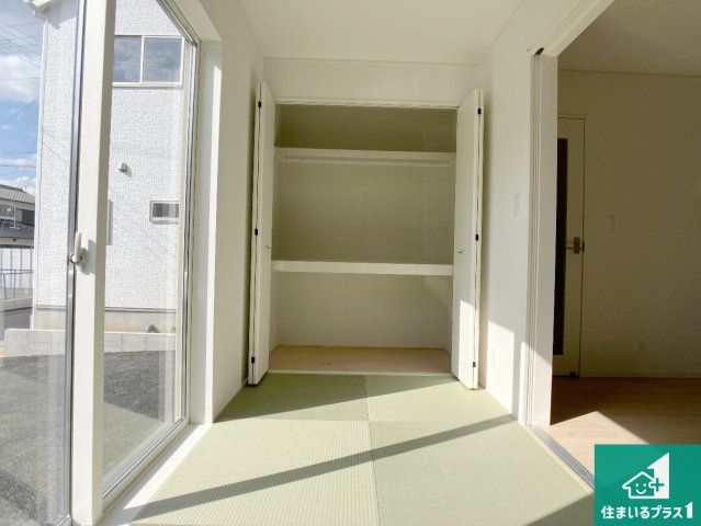 西脇市郷瀬町　第2期　新築一戸建ての和室|一室あると便利な和室は客間としてだけでなく、小さなお子様のプレイルームや食後のくつろぎスペースとしてもご利用いただけます。収納もついていますので大活躍間違いなし！