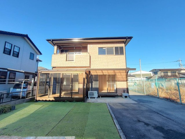 鹿沼市樅山町 中古住宅の外観|3LDK+サンルーム+カースペース2台！
前面道路はゆとりの6ｍ幅。
車の出し入れもスムーズで、来客時も安心。
開放感のある街並みに、暮らしやすさが広がります。
※2025年12月撮影