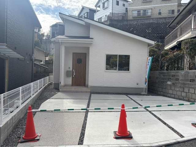 安佐南区山本8丁目の駐車場|駐車スペースを確保した住まい。日常のお出かけや来客時にも安心です。