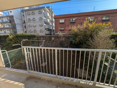 【バルコニー】 | グリーンコーポ川口B棟 | バルコニーから専用の庭へアクセスできます。
