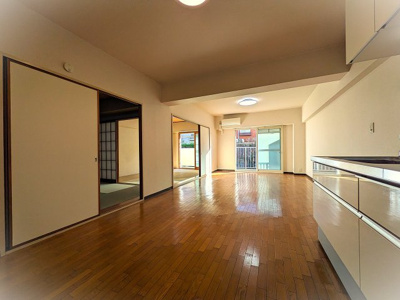 【居間・リビング】 | グリーンコーポ川口B棟 | おしゃれな居間です。南向きの15.6帖です。インプラスがついています。