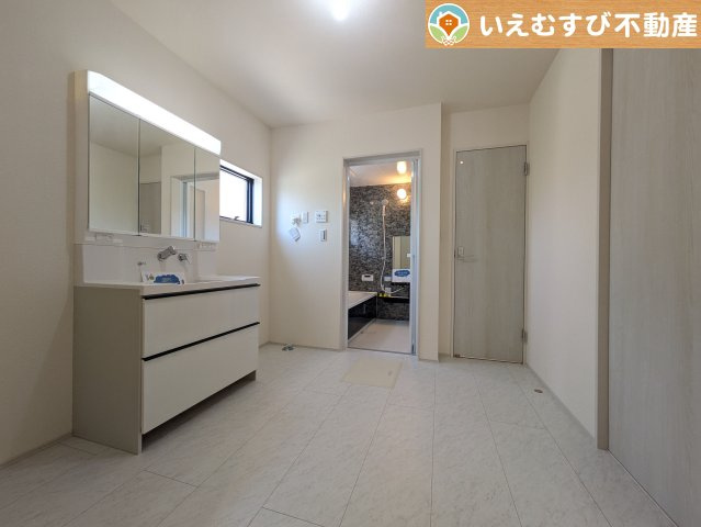 Livele Garden.S　熊谷末広第5の独立洗面台|ゆとりの広さの洗面室
洗濯機を置いても余裕のある広さ！家事をするにも身支度するにも便利な広さですね！