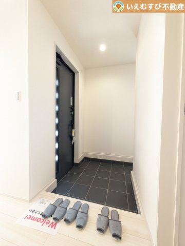 Livele Garden.S　熊谷末広第5の玄関|大容量のシューズボックス、便利な土間収納付き
収納力のある土間収納付きなのでベビーカーやお子様の遊び道具なども置いておけます♪