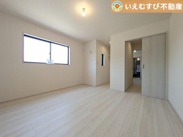 Livele Garden.S　熊谷末広第5の洋室|ぬくもりのある色合いでシンプルな洋室
日当り良好で明るい洋室！大容量のウォークインクローゼット付き♪