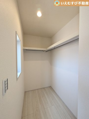 Livele Garden.S　熊谷末広第5の収納|たっぷりの収納力を備えたウォークインクローゼット
たくさん収納できるので季節物やかさばるバッグなども片付きます♪