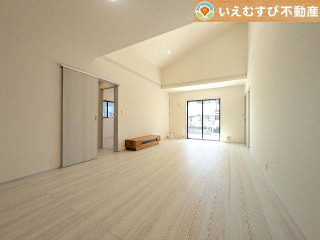 Livele Garden.S　熊谷末広第5の居間・リビング|開放感と家族との距離感にこだわったＬＤＫ
開放的な勾配天井のリビングで家族みんなでくつろげそうですね♪