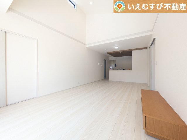 Livele Garden.S　熊谷末広第5の居間・リビング|自然光で満たされる明るく開放感溢れるリビング
たっぷりの採光で明るい空間。家族みんなでくつろげます♪