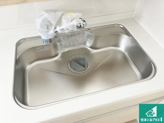 西脇市郷瀬町　第2期　新築一戸建ての独立洗面台|清潔感のある洗面台です。フラットな鏡は掃除がしやすく毎日清潔！ホースは引き出して使えるので洗顔やお掃除の際に便利です！