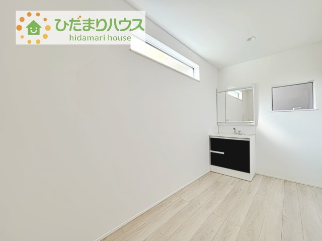【独立洗面台】 | 我孫子市南青山第１期　新築戸建 | 三面鏡の大きな鏡は憧れます(^^♪
鏡の後ろは収納となっていて、細かいものでも収納できるのでスッキリと整理できます！