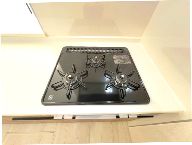 あきる野市野辺　新築戸建全2棟のキッチン|三口ガスコンロ
