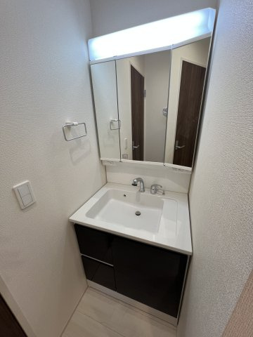 あきる野市野辺　新築戸建全2棟の独立洗面台|三面鏡タイプ洗面化粧台｡鏡の角度を変えることで身だしなみチェックしやすいです｡