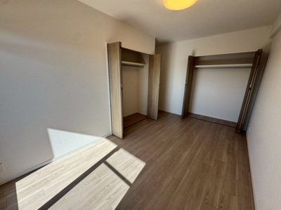 【洋室】 | ファミール長居公園 | お部屋を広く利用するために必須なクローゼットが全室付いています♪もちろんお荷物を収納されても良しの勝手の良いクローゼットは嬉しいですね♪