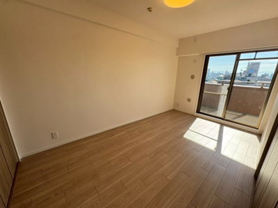 【洋室】 | ファミール長居公園 | クロス・フローリング張替！綺麗な壁や床で室内が明るくなりますね！爽やかな気分でお過ごしいただけますよ！