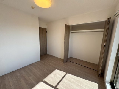 【収納】 | ファミール長居公園 | クローゼットにはハンガーパイプが付いているので、洋服も綺麗に収納できますね！