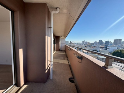 【バルコニー】 | ファミール長居公園 | 南面バルコニーですので、日当たり良好で洗濯物がよく乾きますね！