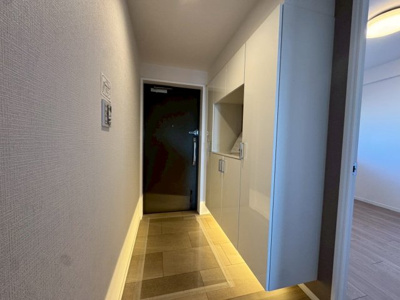 【玄関】 | ファミール長居公園 | ゆとりの玄関ですよ！大きなシューズボックスございますので、散らかりがちな玄関も片付きますね！