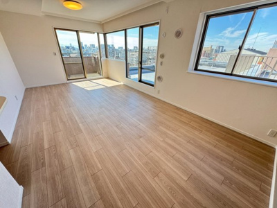 【居間・リビング】 | ファミール長居公園 | 【リビング】ＬＤＫ約１９帖！採光良好なリビングは、ご家族の憩いの空間。居心地の良い快適な安らぎの場所にもなりそうです！