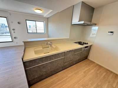 【キッチン】 | ファミール長居公園 | システムキッチン新調♪家族を身近に感じる対面式キッチンです！食器洗浄機・３口コンロの使いやすいシステムキッチンです！