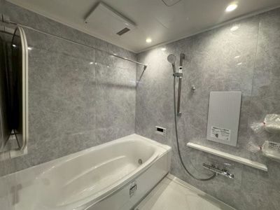 【浴室】 | ファミール長居公園 | 【ユニットバス新調（浴室乾燥機付）】1日の疲れを自宅の広いお風呂で、ゆったりとリフレッシュしませんか？あったら嬉しい浴室乾燥機付き！雨の日でもお洗濯が出来るのはポイントですね♪