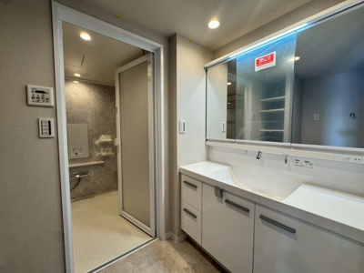 【独立洗面台】 | ファミール長居公園 | 【洗面台新調】身だしなみを整えるのに重宝するシャワー付きの洗面台です♪洗面台に収納もあるため、整頓しやすいですね！