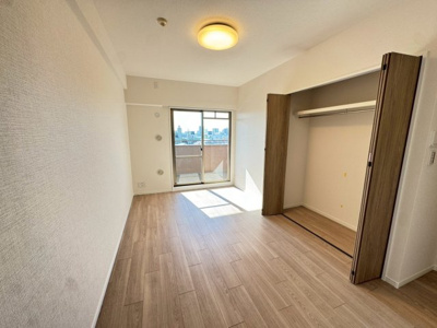 【収納】 | ファミール長居公園 | 主寝室としても利用できる約７．６帖の洋室は南側にバルコニーがあり、日当たり良好です♪温かい光の差し込むゆとりのある居室をぜひ現地にてご確認くださいませ！