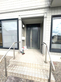 【玄関】 | 羽島市福寿町間島！セキスイハイム施工の6SLDK中古住宅築30年！敷地広々134坪！お車10台以上可 | 羽島市福寿町間島！セキスイハイム施工の6SLDK中古住宅築30年！敷地広々134坪！お車10台以上可能