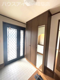 【玄関】 | 羽島市福寿町間島！セキスイハイム施工の6SLDK中古住宅築30年！敷地広々134坪！お車10台以上可 | 羽島市福寿町間島！セキスイハイム施工の6SLDK中古住宅築30年！敷地広々134坪！お車10台以上可能