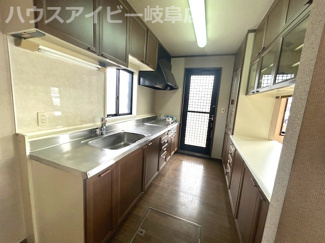 【キッチン】 | 羽島市福寿町間島！セキスイハイム施工の6SLDK中古住宅築30年！敷地広々134坪！お車10台以上可 | 羽島市福寿町間島！セキスイハイム施工の6SLDK中古住宅築30年！敷地広々134坪！お車10台以上可能