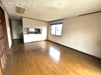 【居間・リビング】 | 羽島市福寿町間島！セキスイハイム施工の6SLDK中古住宅築30年！敷地広々134坪！お車10台以上可 | 羽島市福寿町間島！セキスイハイム施工の6SLDK中古住宅築30年！敷地広々134坪！お車10台以上可能