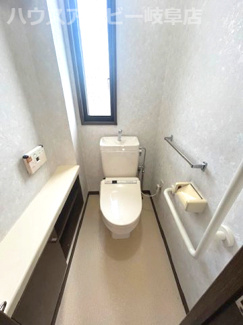 【トイレ】 | 羽島市福寿町間島！セキスイハイム施工の6SLDK中古住宅築30年！敷地広々134坪！お車10台以上可 | 羽島市福寿町間島！セキスイハイム施工の6SLDK中古住宅築30年！敷地広々134坪！お車10台以上可能