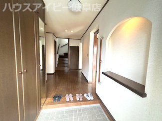 【玄関】 | 羽島市福寿町間島！セキスイハイム施工の6SLDK中古住宅築30年！敷地広々134坪！お車10台以上可 | 羽島市福寿町間島！セキスイハイム施工の6SLDK中古住宅築30年！敷地広々134坪！お車10台以上可能