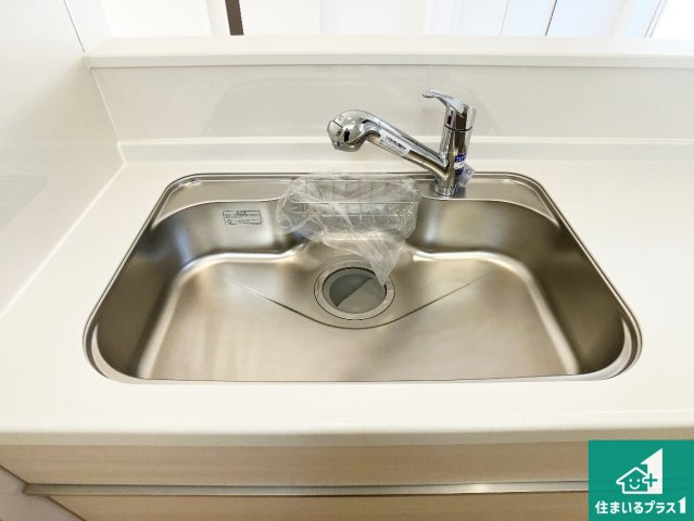 西脇市郷瀬町　第2期　新築一戸建ての独立洗面台|清潔感のある洗面台です。フラットな鏡は掃除がしやすく毎日清潔！ホースは引き出して使えるので洗顔やお掃除の際に便利です！