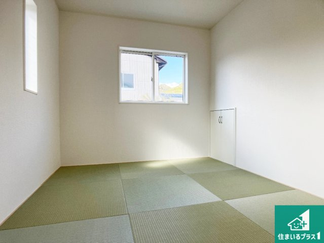 西脇市郷瀬町　第2期　新築一戸建ての和室|一室あると便利な和室は客間としてだけでなく、小さなお子様のプレイルームや食後のくつろぎスペースとしてもご利用いただけます。収納もついていますので大活躍間違いなし！