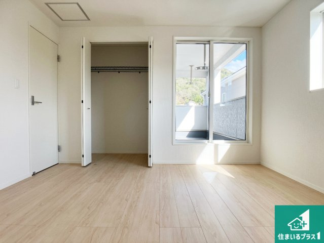 西脇市郷瀬町　第2期　新築一戸建ての洋室|収納スペースが充実しているので子供の成長に合わせてたくさん収納ができます！家族構成に合わせた様々な活用ができる収納！