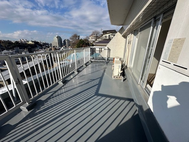 そう、この位でいいんだよ！広々バルコニーで開放感抜群！？【クリオ保土ヶ谷ライフテリア】リフォームのバルコニー|暖かな日差しのふりそそぐバルコニー