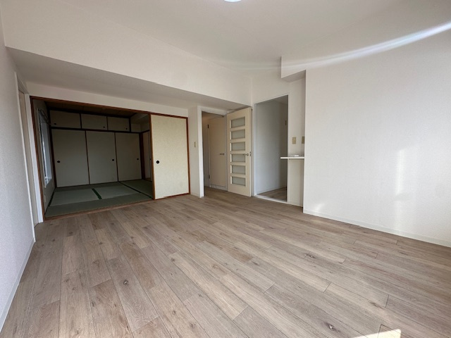 そう、この位でいいんだよ！広々バルコニーで開放感抜群！？【クリオ保土ヶ谷ライフテリア】リフォームの居間・リビング|ゆったりとしたリビングです