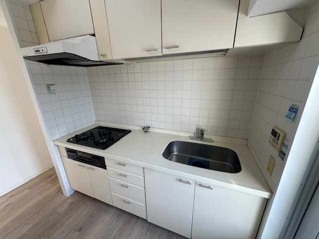 そう、この位でいいんだよ！広々バルコニーで開放感抜群！？【クリオ保土ヶ谷ライフテリア】リフォームのキッチン|きれいなキッチンです