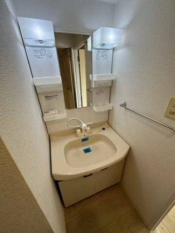 そう、この位でいいんだよ！広々バルコニーで開放感抜群！？【クリオ保土ヶ谷ライフテリア】リフォームの独立洗面台|朝の身支度には欠かせない独立洗面化粧台