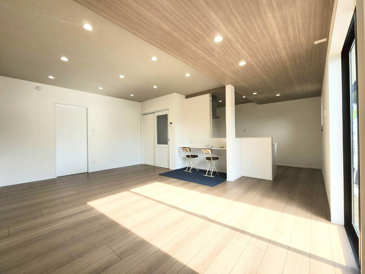 RESET HOUSE－リセットハウス－八幡西区楠北3丁目の居間・リビング|LDKは全て天井埋込のダウンライト♪