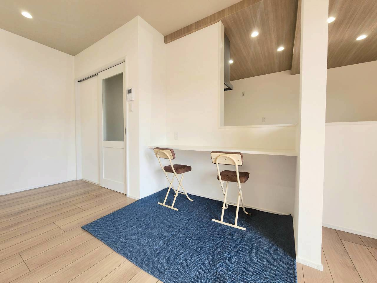 RESET HOUSE－リセットハウス－八幡西区楠北3丁目の居間・リビング|キッチン前にカウンターテーブル♪