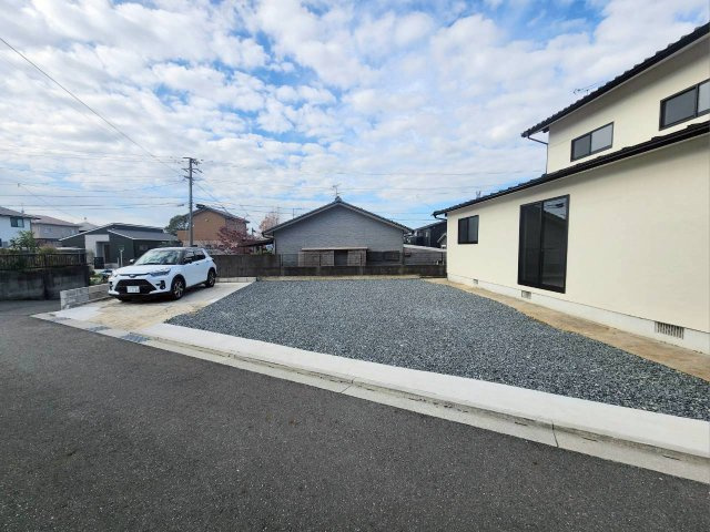 RESET HOUSE－リセットハウス－八幡西区楠北3丁目の外観|駐車場は並列で4台＋1台、車種によっては6台でも停められます♪