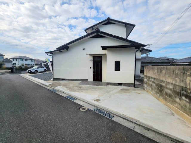 RESET HOUSE－リセットハウス－八幡西区楠北3丁目の外観|玄関前も広々、バイクや自転車も置けますね♪