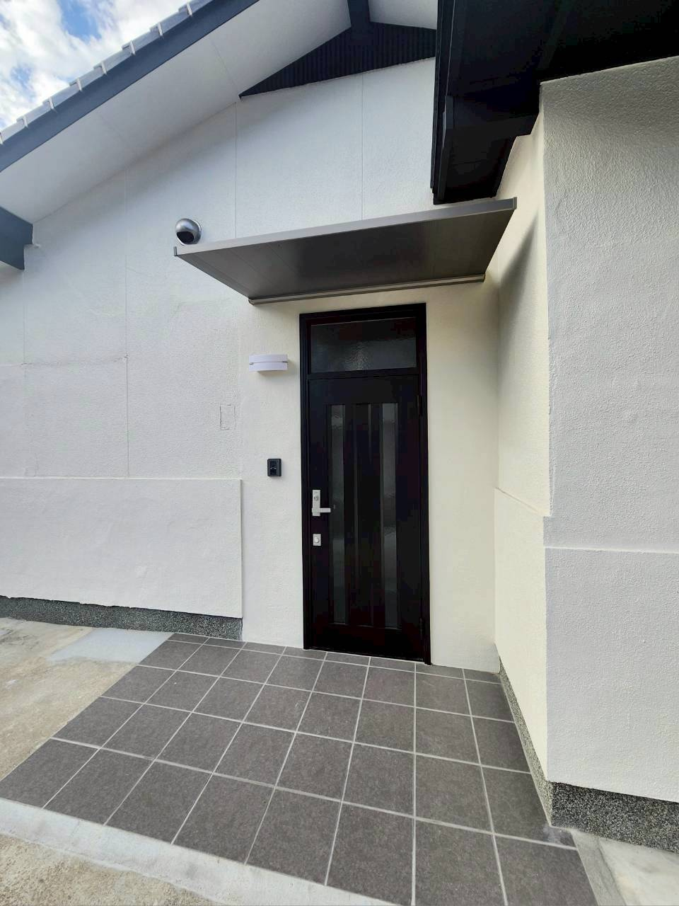 RESET HOUSE－リセットハウス－八幡西区楠北3丁目の玄関|新品の玄関ドア♪屋外照明付き♪