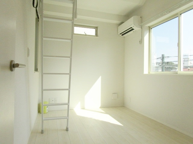 コンフォルタ飛鳥山の居間・リビング|人気のホワイトフローリングです。