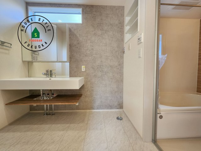 福岡市城南区東油山2丁目第1-2棟（1号棟）の脱衣所|ゆとりの洗面スペースで朝の身支度もスムーズに。暮らしを快適に変えるシャワー付洗面台です！