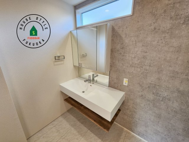 福岡市城南区東油山2丁目第1-2棟（1号棟）の独立洗面台|毎日使うものだから清潔な空間を保ちたい水回り。洗面にはそんな願いを解消させてくれる収納アイデアが満載です。三面鏡の裏側にはキャビネットが現れ小物から背の高い物まで収納できます。