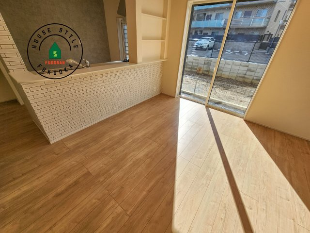 福岡市城南区東油山2丁目第1-2棟（1号棟）のダイニング|キッチンから立ち込める香りが今日の料理を期待させます。