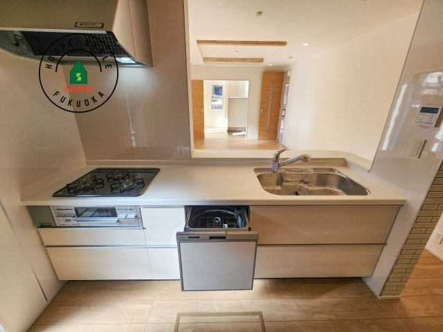 福岡市城南区東油山2丁目第1-2棟（1号棟）のキッチン|ご家族を近くに感じられる対面キッチンのLDK。会話もはずみそうですね。